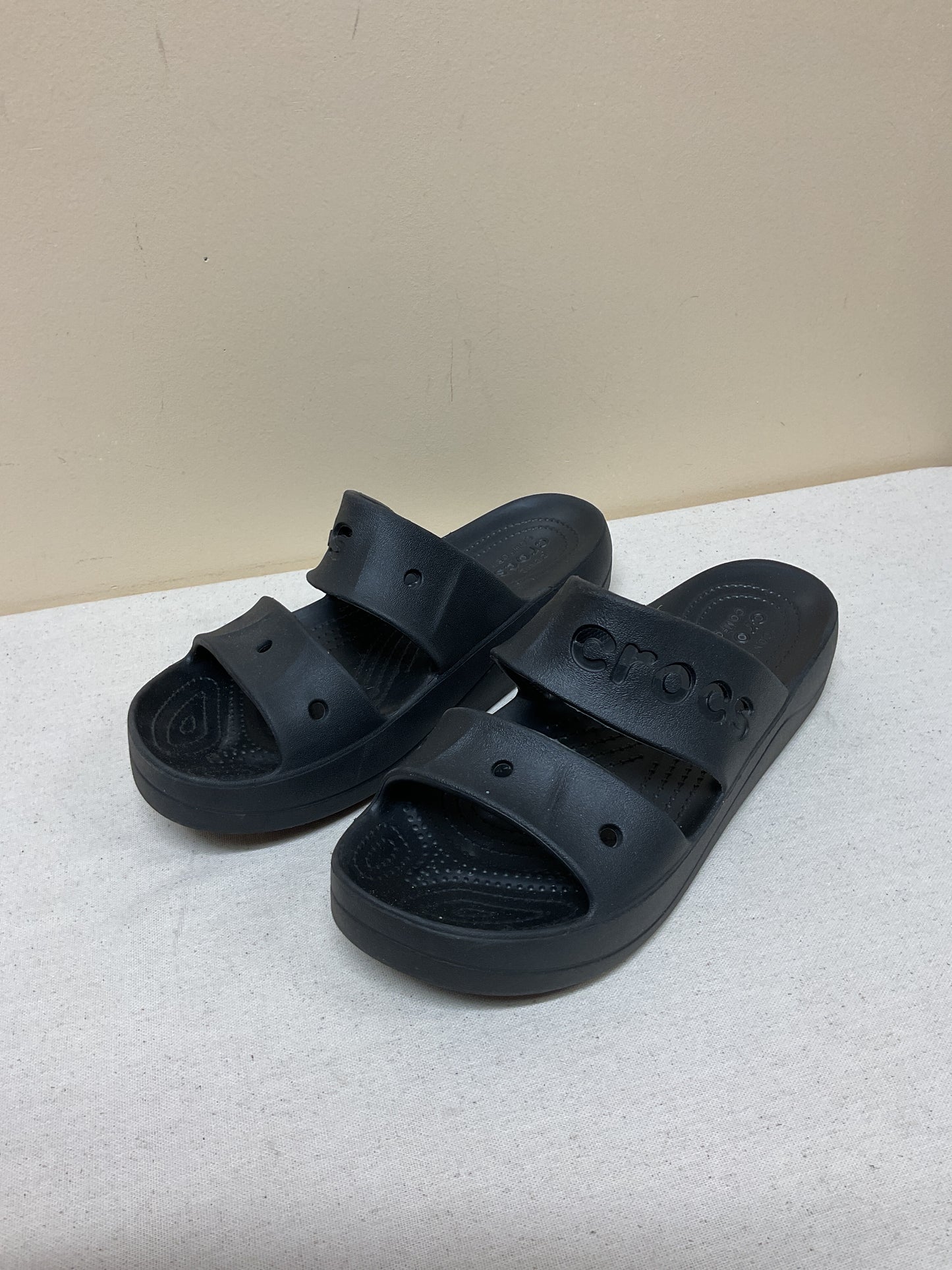 Sandals Flats By Crocs In Black, Size:10