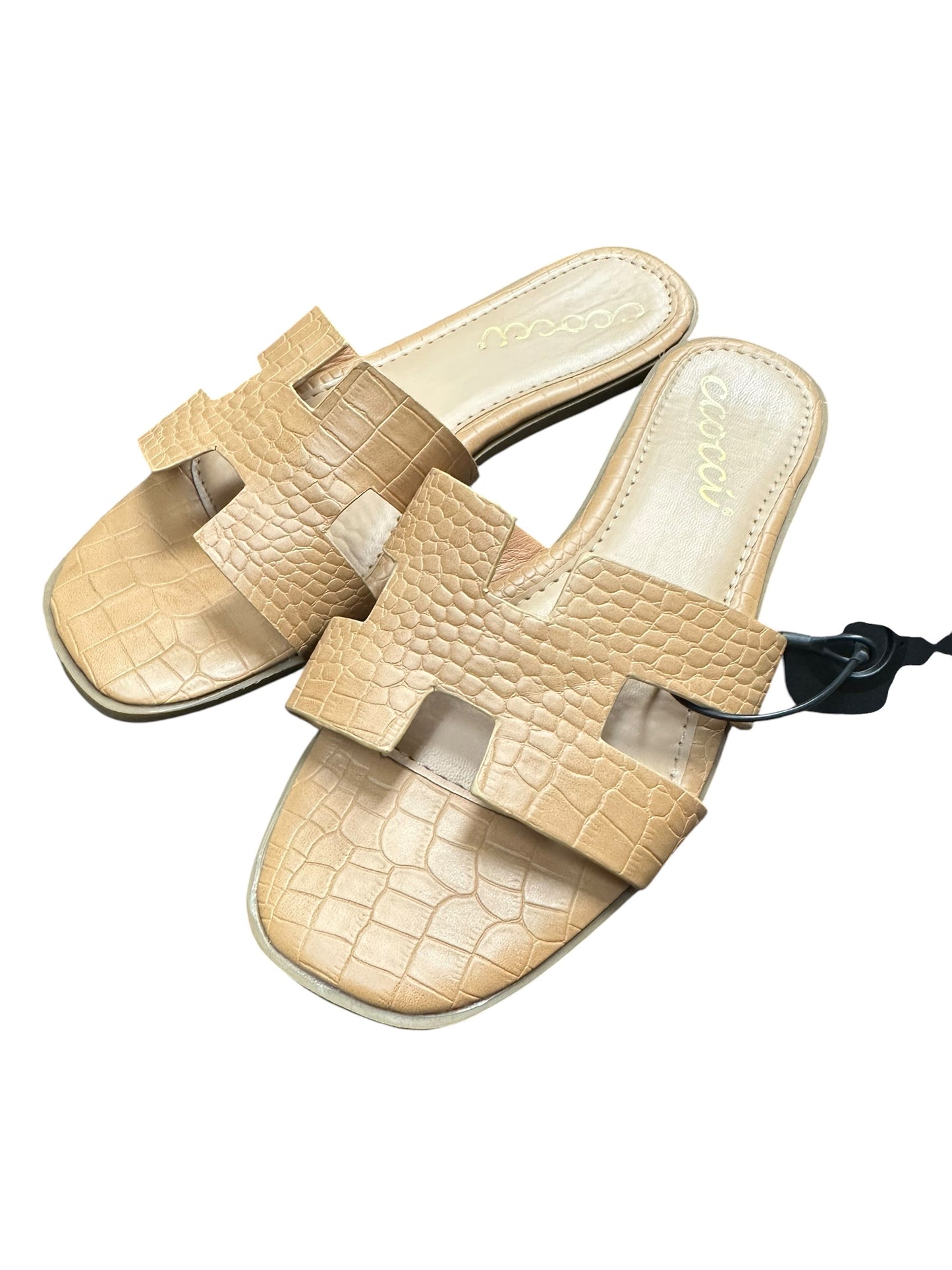 Sandals Flats By Clothes Mentor In Tan, Size:6