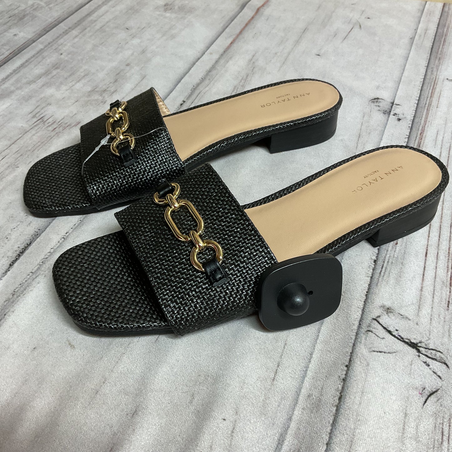 Sandals Flats By Ann Taylor In Black & Gold, Size:7.5