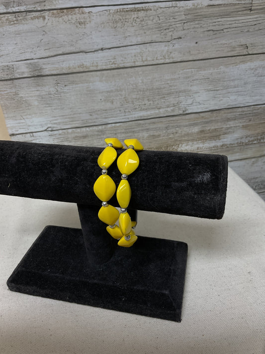 Bracelet Beaded By Clothes Mentor In Yellow, Size:02 Piece Set
