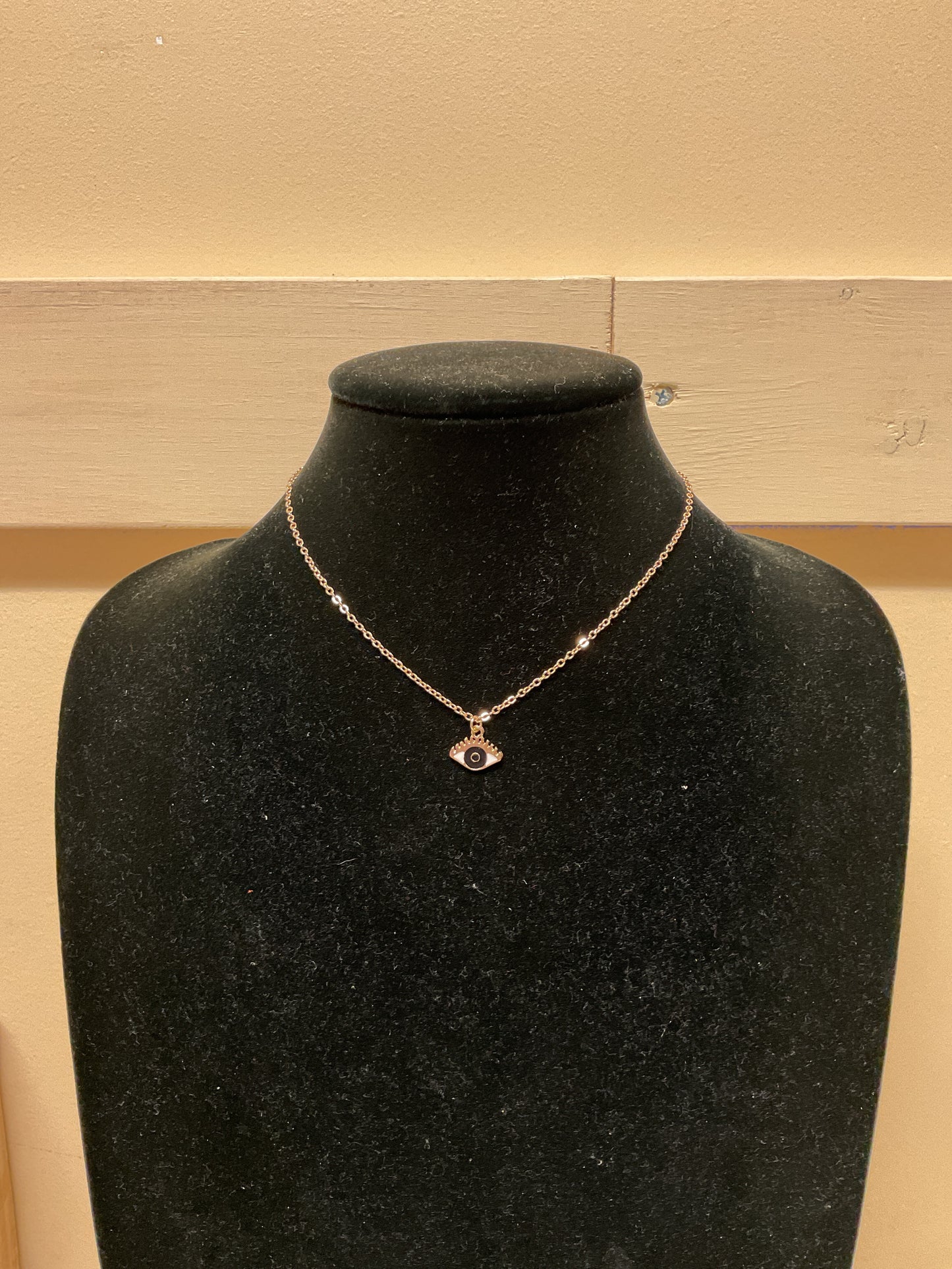 Necklace Charm By Clothes Mentor In Gold