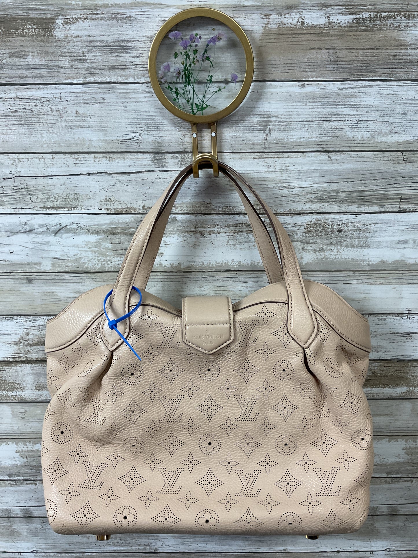 Handbag Luxury Designer By Louis Vuitton In Cream, Size:Medium