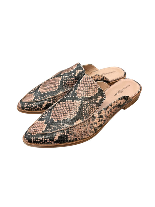 Shoes Flats By Treasure And Bond In Snakeskin Print, Size:9
