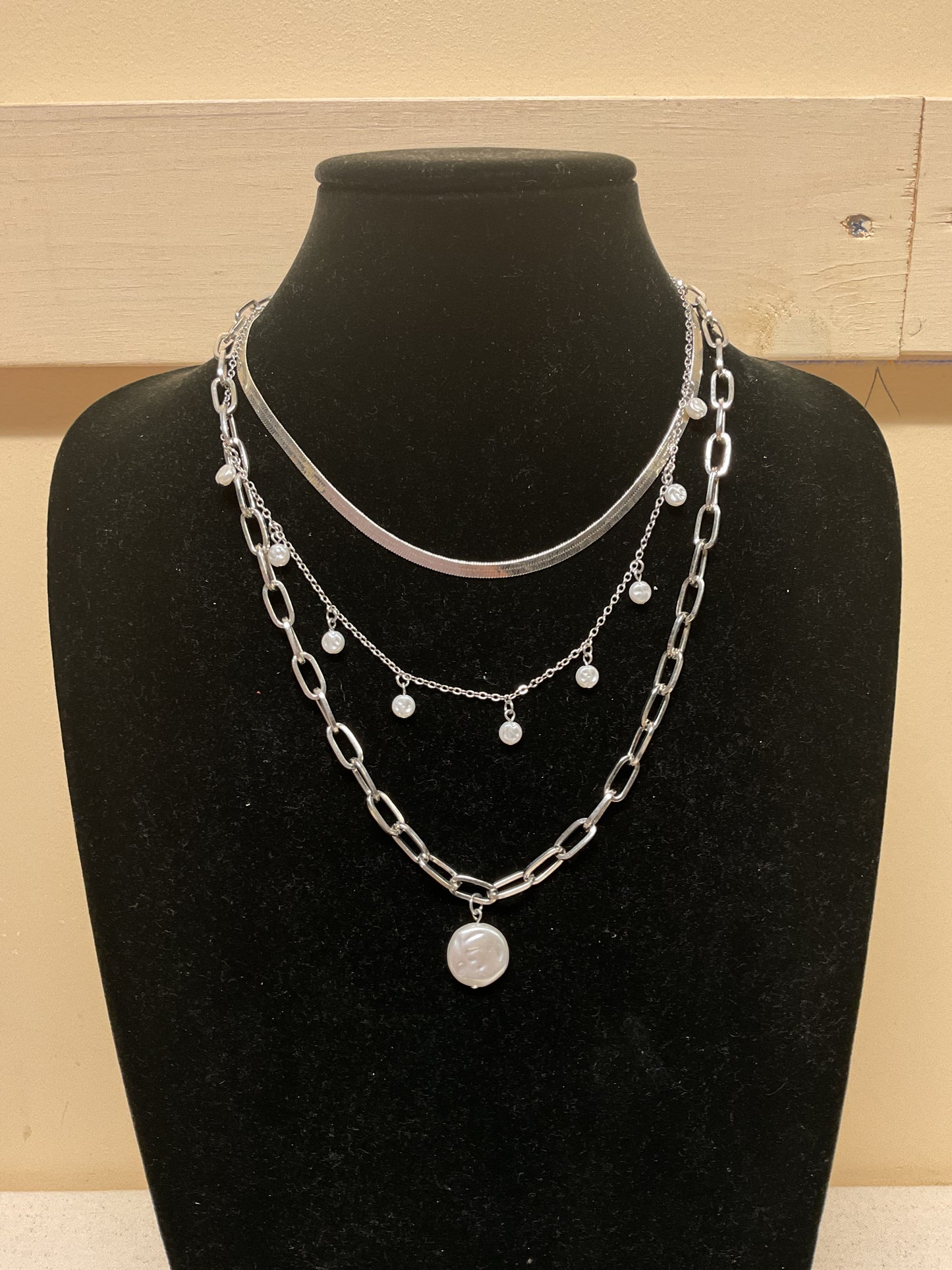 Necklace Set By Premier In Silver & White
