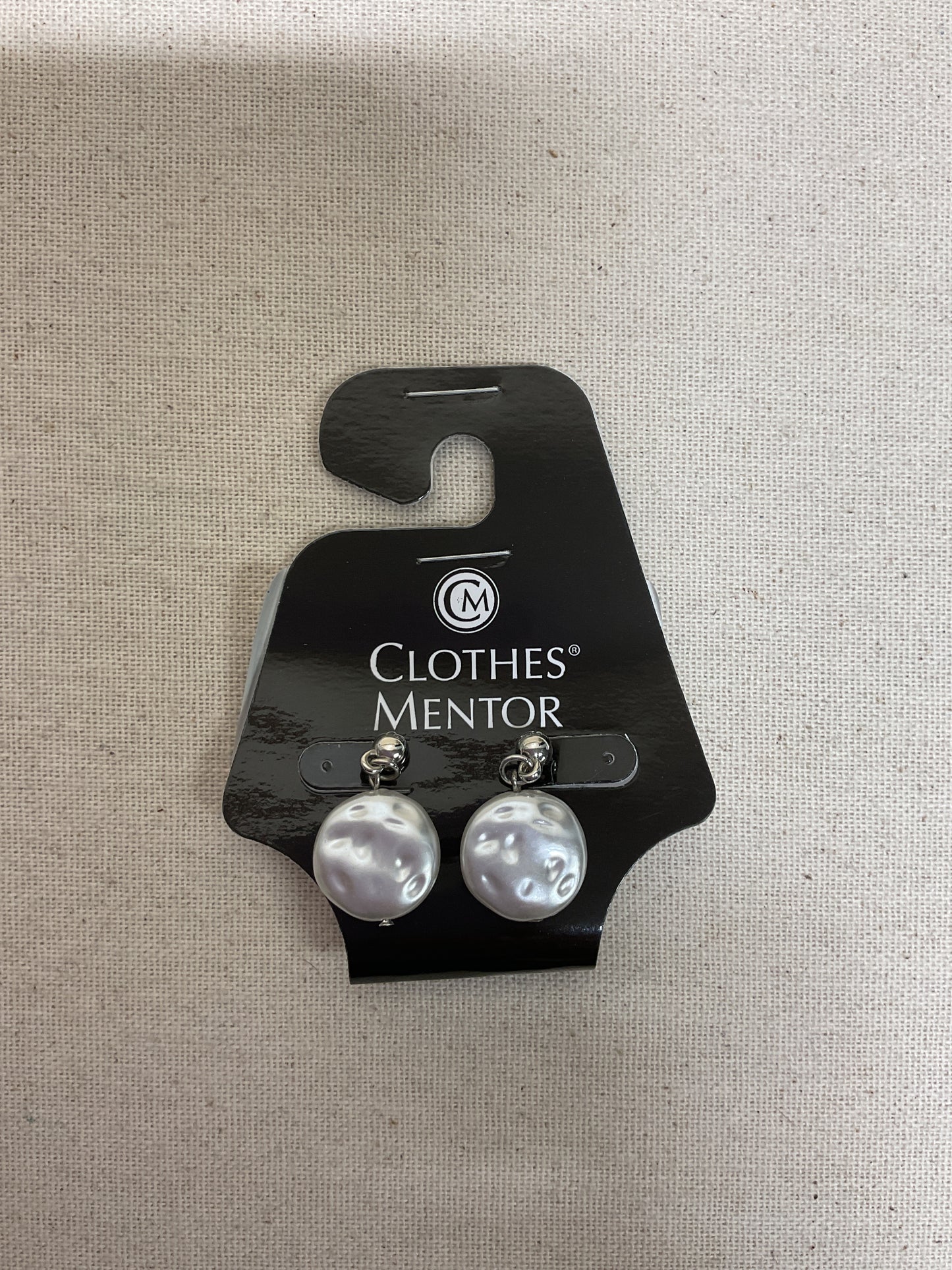 Earrings Dangle/Drop By Clothes Mentor In Gold & White