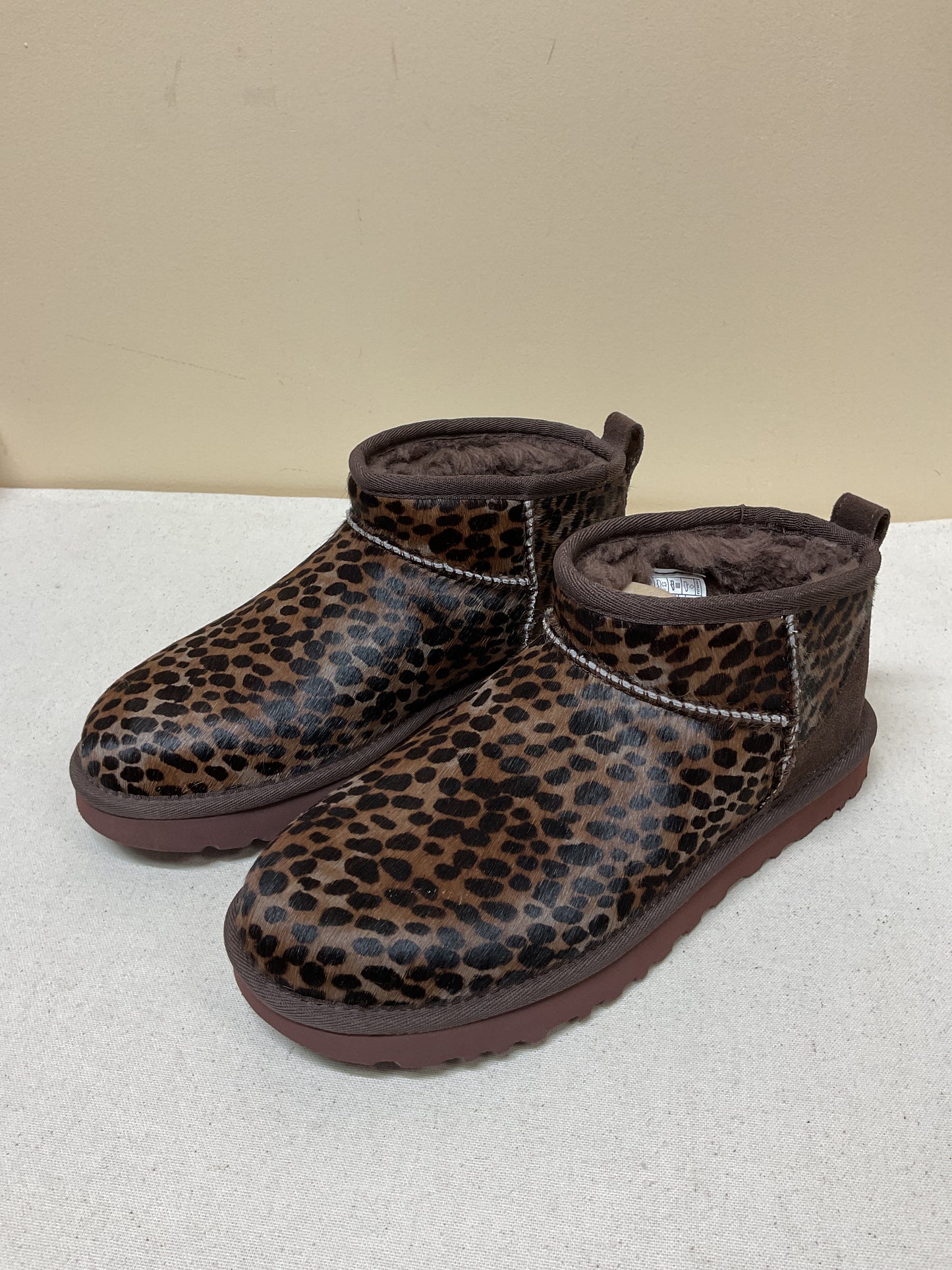Shoes Designer By Ugg In Animal Print, Size:8