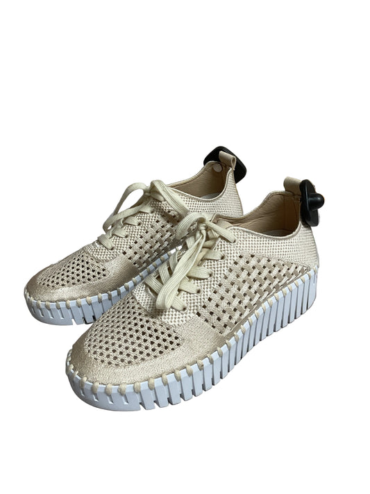 Shoes Sneakers By Clothes Mentor In Cream, Size:39