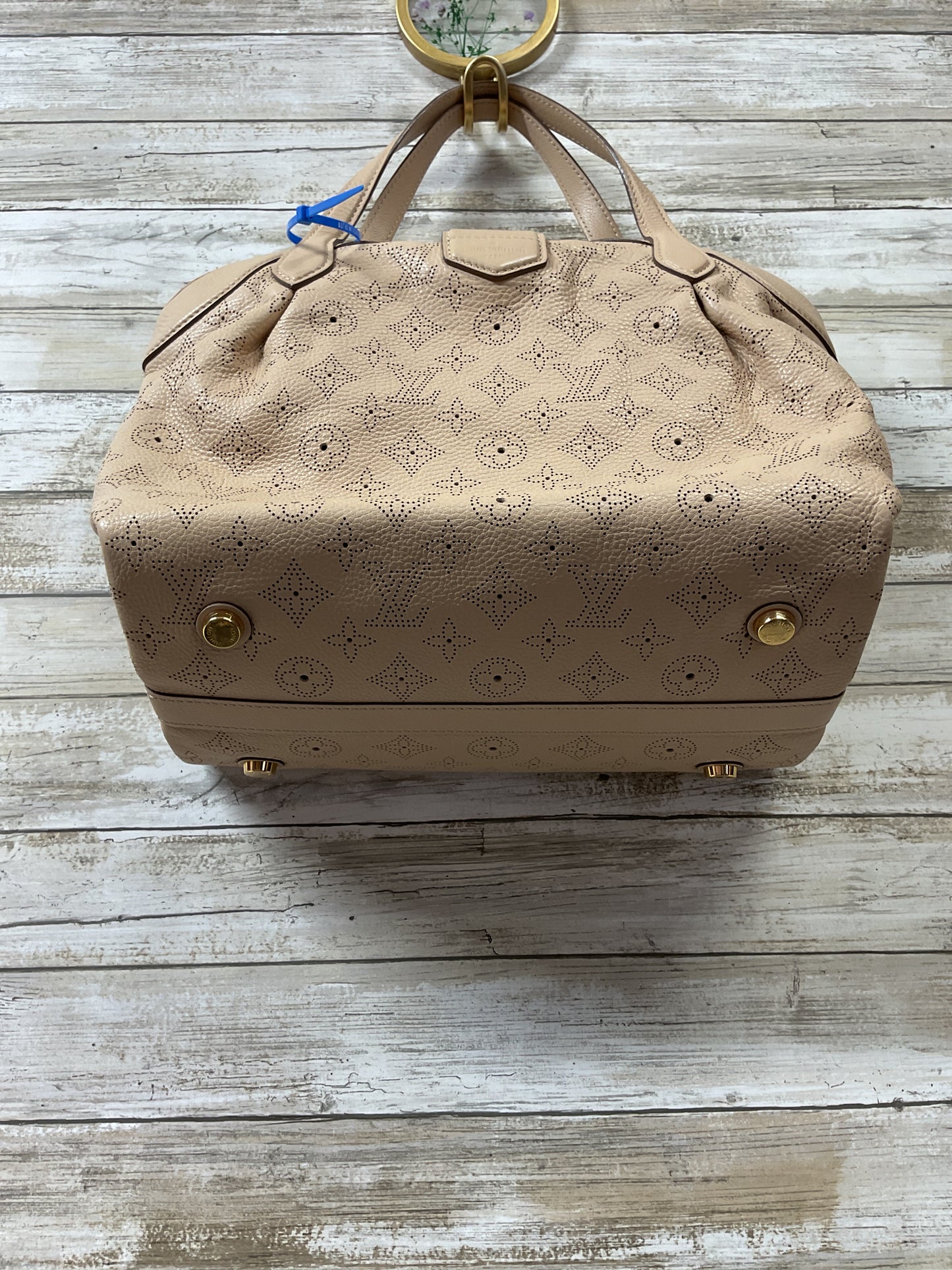 Handbag Luxury Designer By Louis Vuitton In Cream, Size:Medium