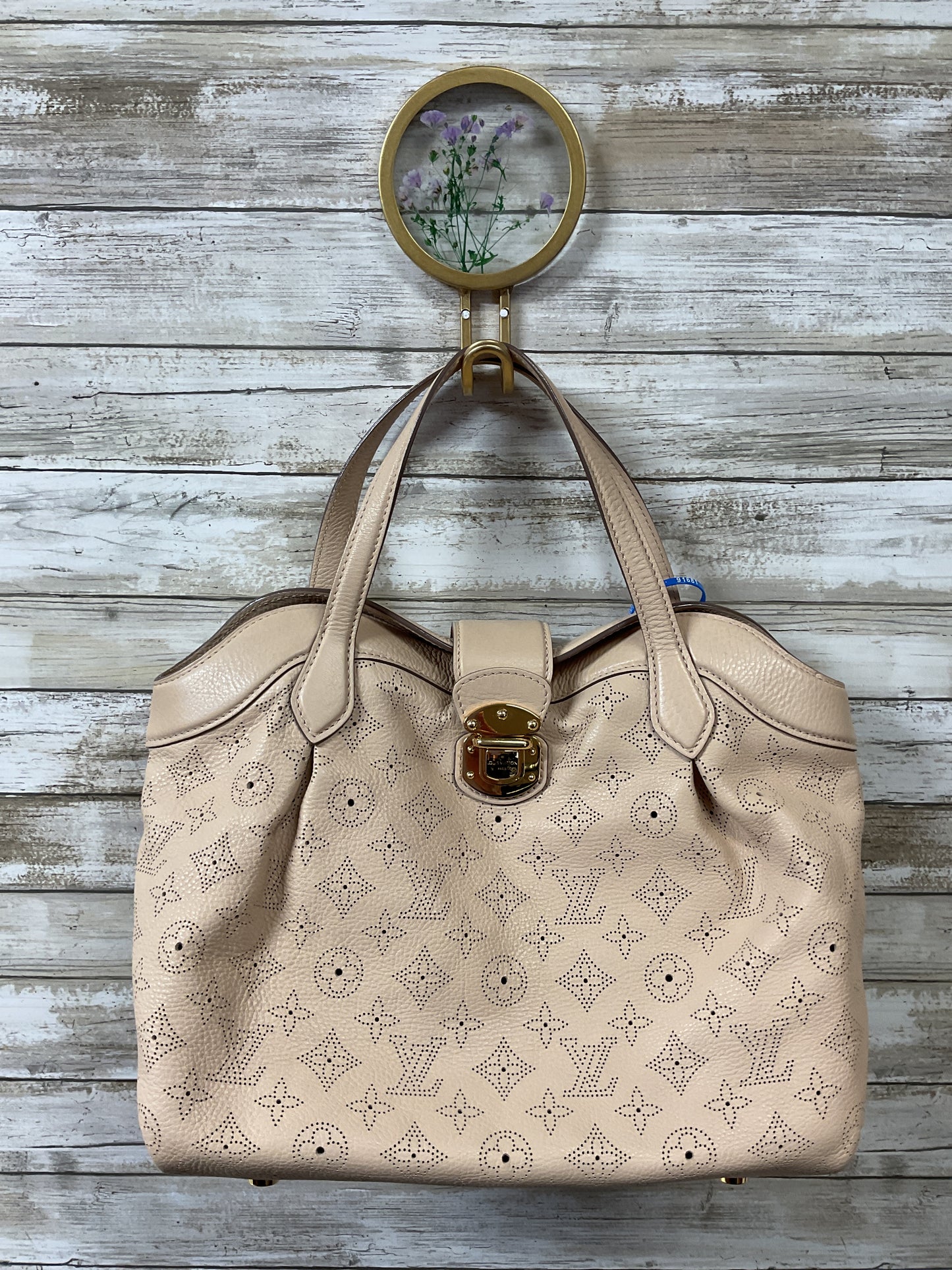 Handbag Luxury Designer By Louis Vuitton In Cream, Size:Medium