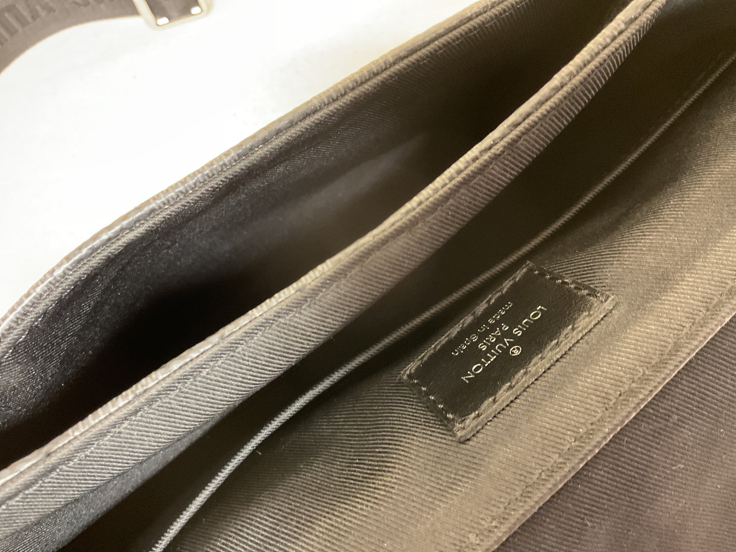 Crossbody Luxury Designer By Louis Vuitton In Black, Size:Medium