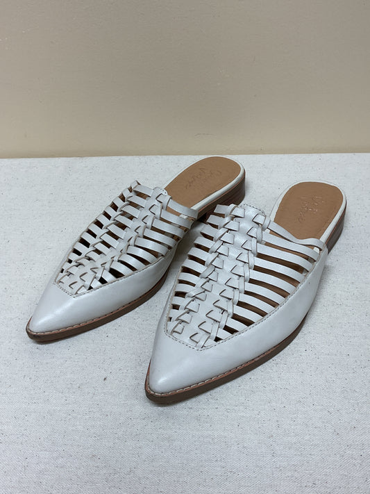 Shoes Flats By Crown Vintage In Cream, Size:6