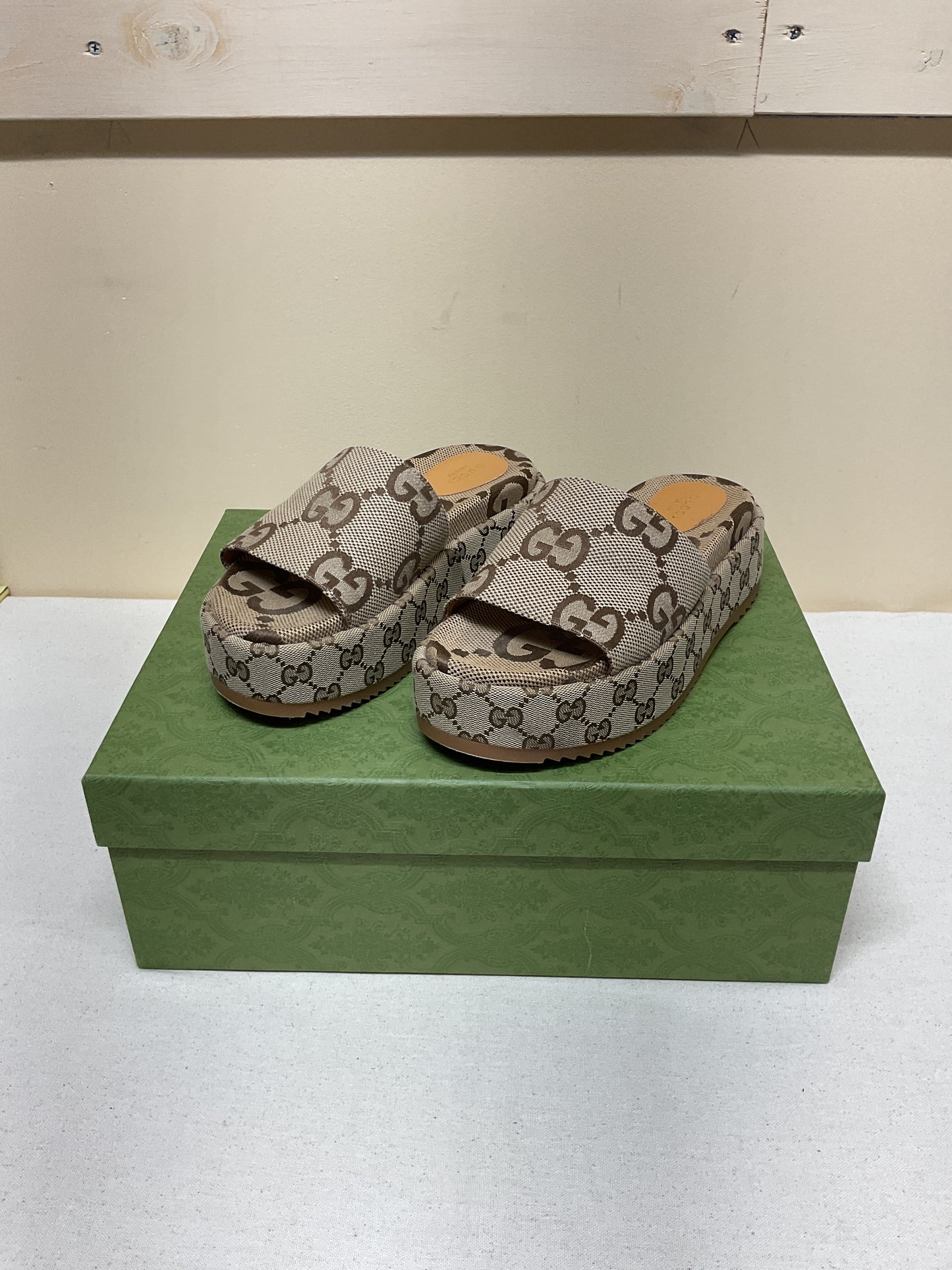 Sandals Luxury Designer By Gucci In Brown, Size:8