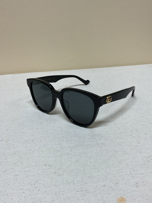 Sunglasses Luxury Designer By Gucci In Black & Gold
