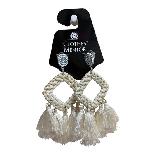 Earrings Dangle/Drop By Cmf In Cream & White