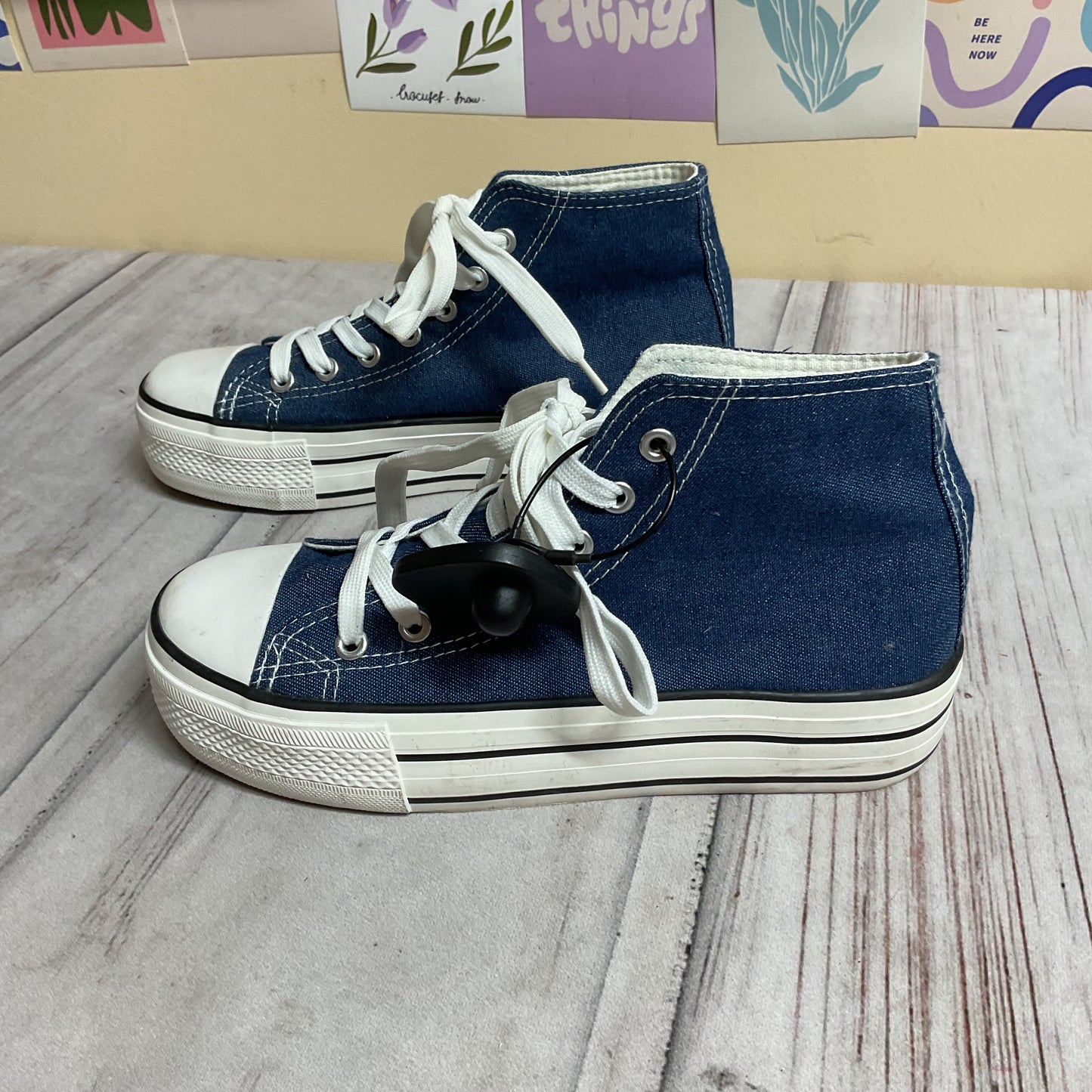 Shoes Sneakers By Clothes Mentor In Blue, Size:6.5